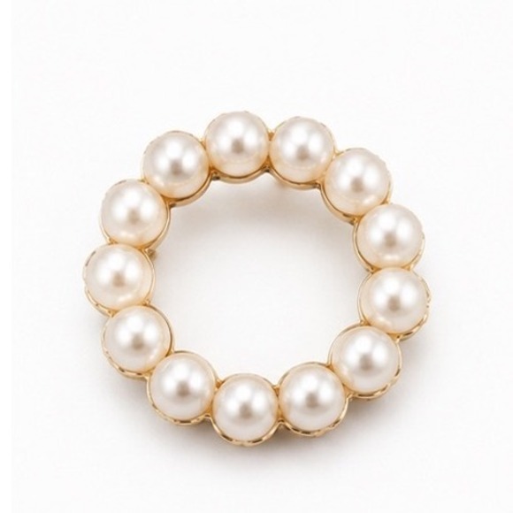 Jewelry - Gold Tone Faux Pearl Wreath Circle Brooch Pin Elegant Classic sophisticated